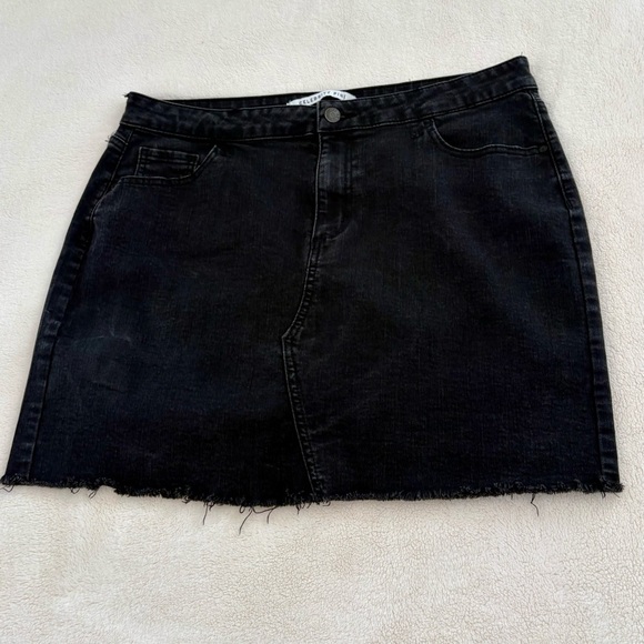 Celebrity Pink Dresses & Skirts - Celebrity Pink Black Mini Jean Denim Skirt Raw Hem Women Junior Sz 13/31 Retro
